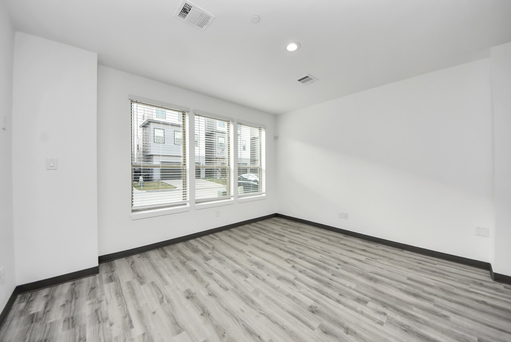 18716 Centro Main Street Conroe, TX 77385 - Photo 14 of 50 Bright workspace area enhanced by multiple windows with blinds, allowing for excellent natural light while maintaining privacy. Clean sightlines and open floor area support a wide range of professional uses.