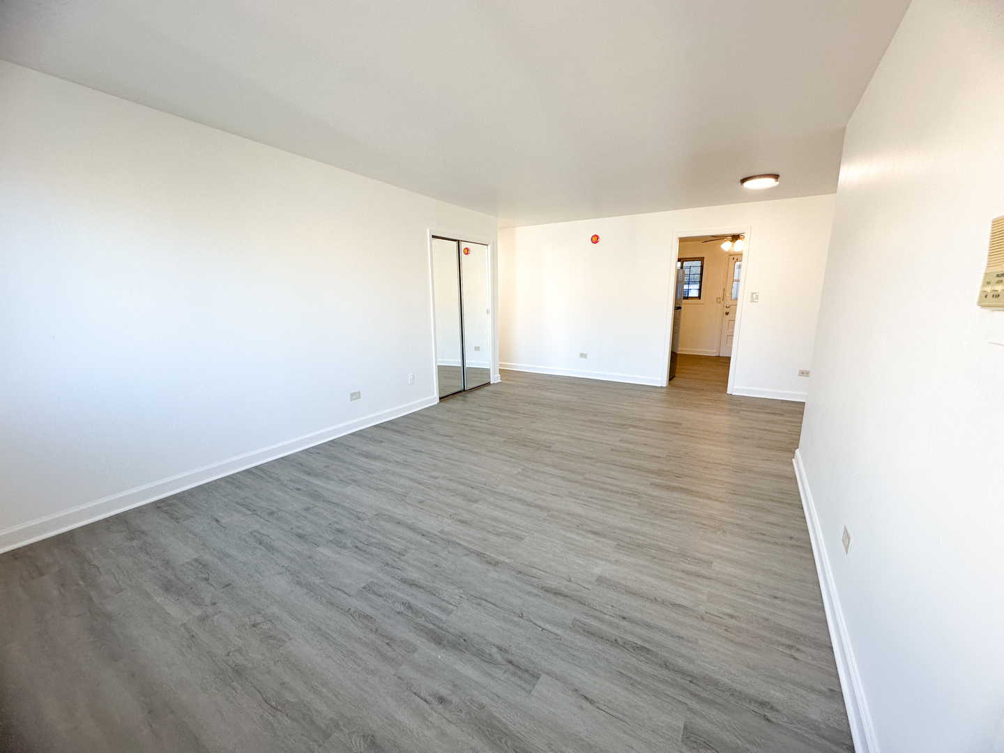 7019 North Ridge Boulevard, Unit 3D Chicago, IL 60645 - Photo 3 of 11