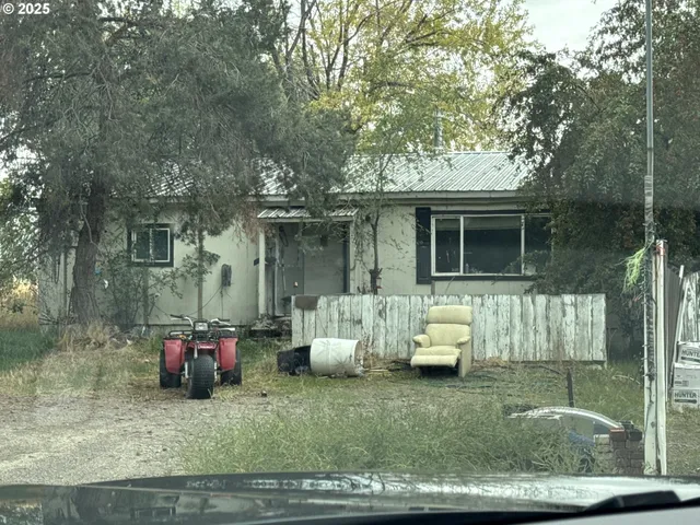 a view of outdoor space yard and porch