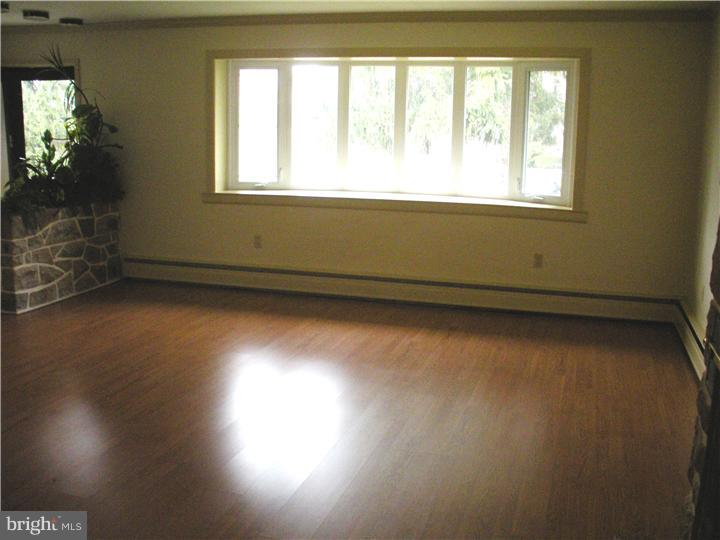2000 Reservoir Road Reading, PA 19604 - Photo 14 of 25 Living Room