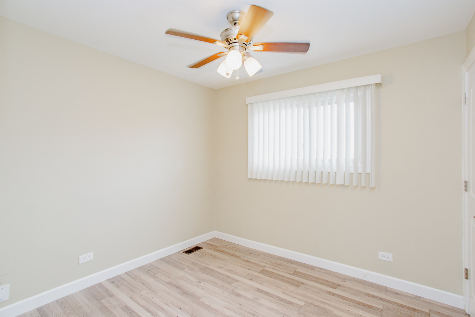720 Durham Lane Hoffman Estates, IL 60169 - Photo 21 of 32 an empty room with a window and a fan