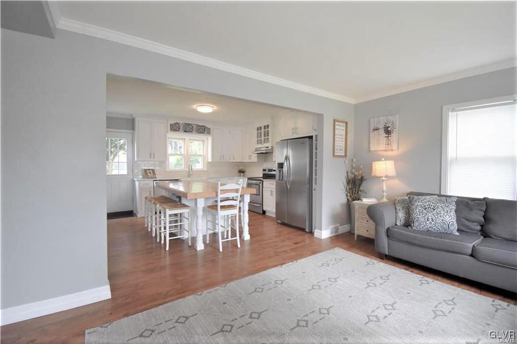 41 East Lawn Road Nazareth, PA 18064 - Photo 4 of 33 Gallery Image 4