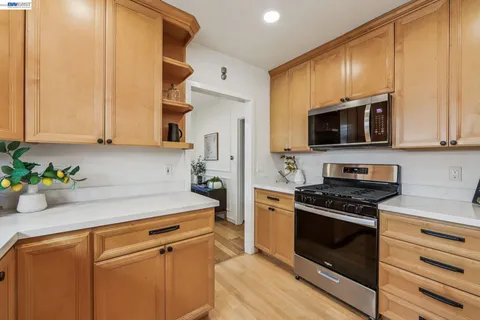 $1,095,000 | 1211 Court Street, Alameda, CA 94501