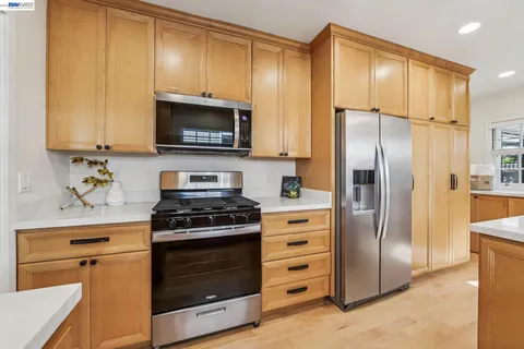 $1,095,000 | 1211 Court Street, Alameda, CA 94501