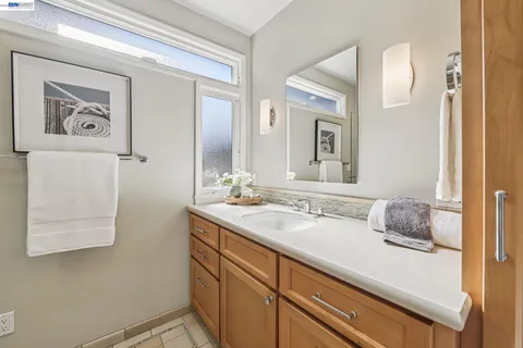 $1,095,000 | 1211 Court Street, Alameda, CA 94501