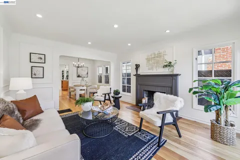 $1,095,000 | 1211 Court Street, Alameda, CA 94501