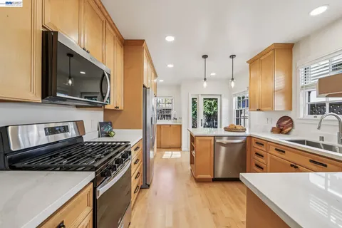 $1,095,000 | 1211 Court Street, Alameda, CA 94501