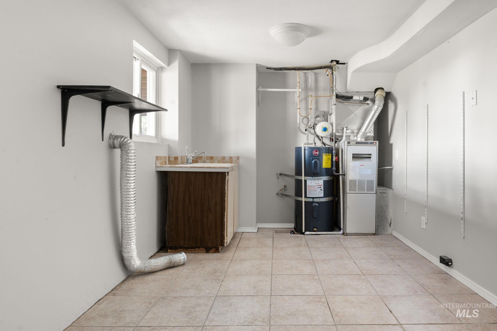 2351 Reservoir Road Clarkston, WA 99403 - Photo 22 of 24 Utilities featuring secured water heater