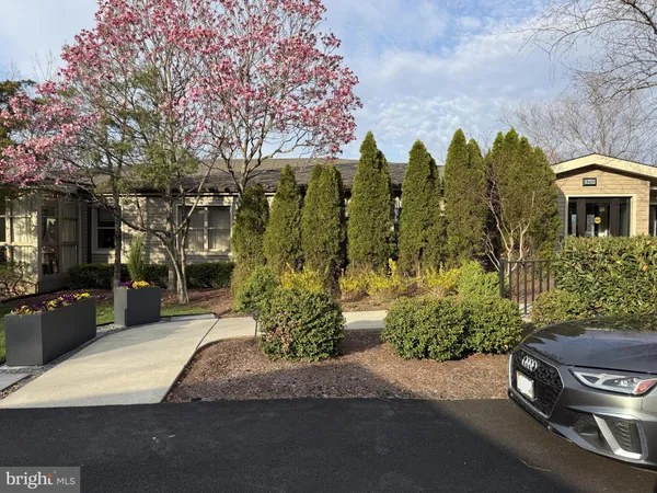 $670,000 | 19400 Lansdowne Woods Boulevard, Unit 101, Leesburg, VA 20176