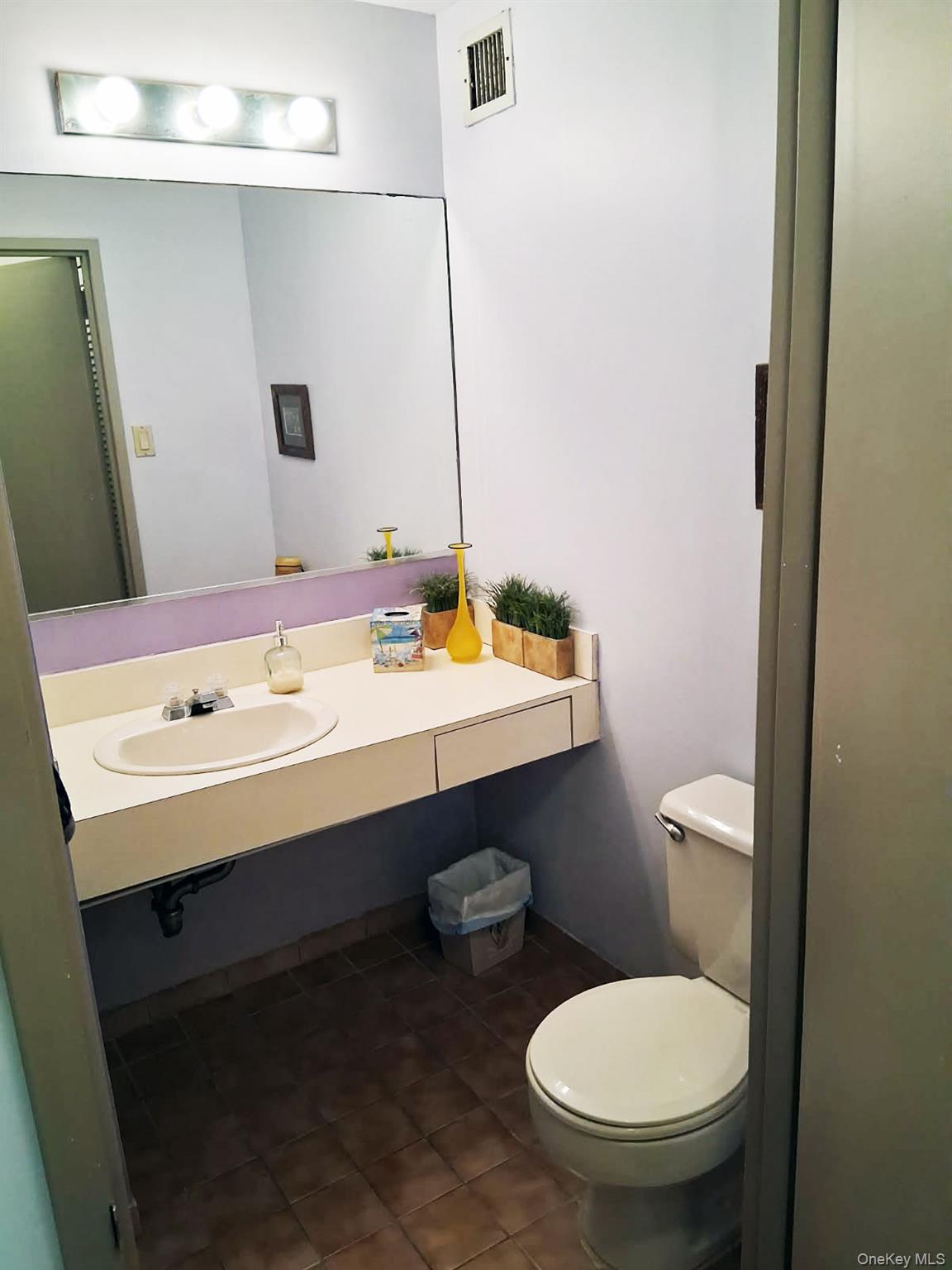 360 Shore Road, Unit 9C Long Beach, NY 11561 - Photo 11 of 14 Half bathroom