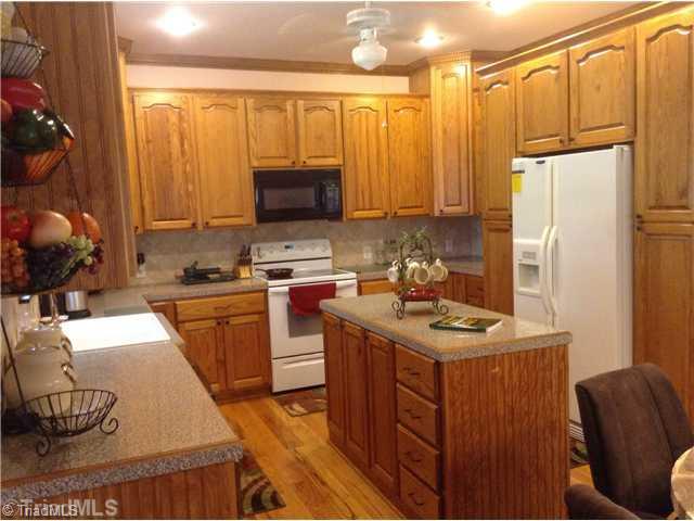 5970 Loop Road Clemmons, NC 27012 - Photo 4 of 16 Kitchen.