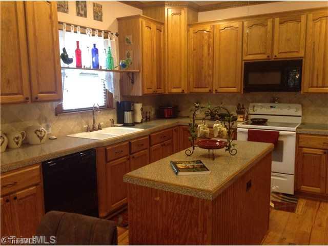 5970 Loop Road Clemmons, NC 27012 - Photo 6 of 16 Kitchen.