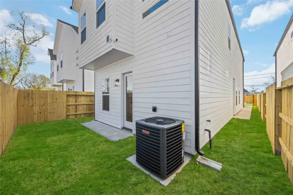 a view of back yard of the house