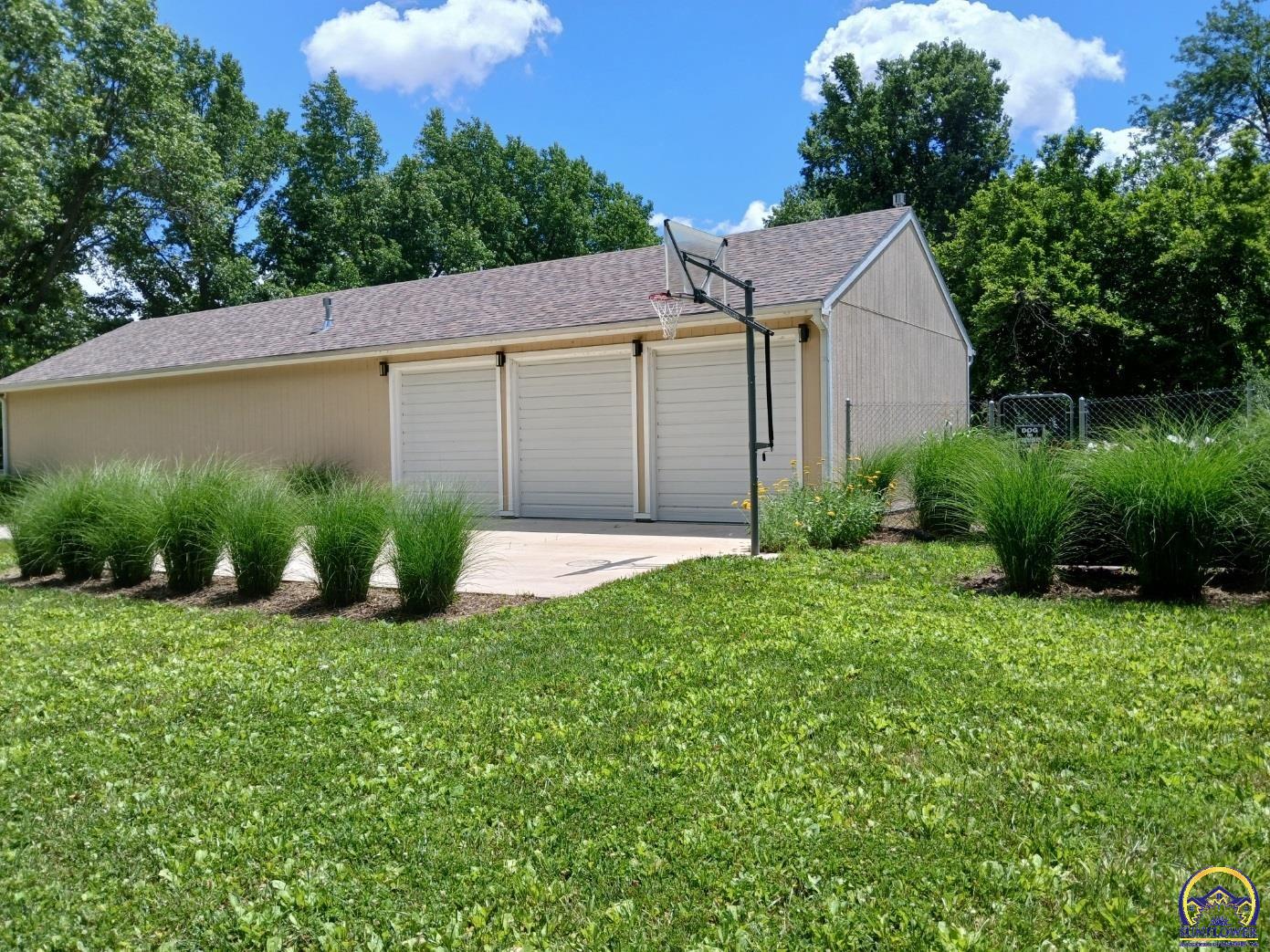 301 Southwest Yorkshire Road Topeka, KS 66606 - Photo 6 of 82
