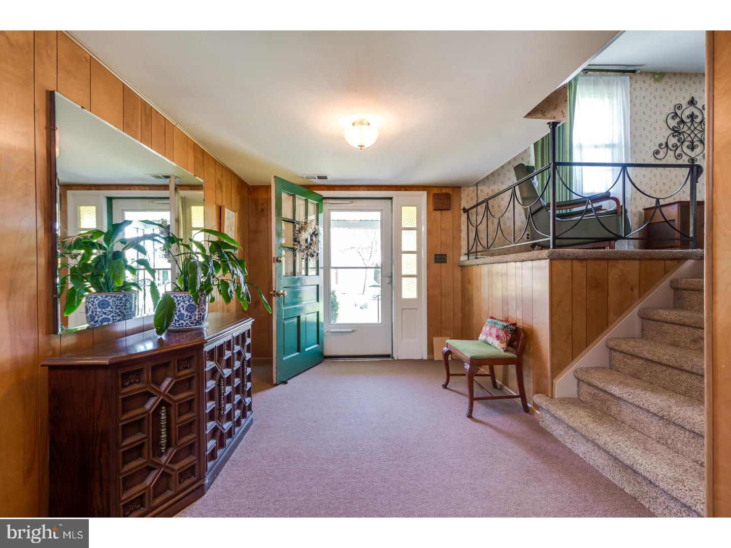 6 Knoll Road Stratford, NJ 08084 - Photo 4 of 19 Foyer