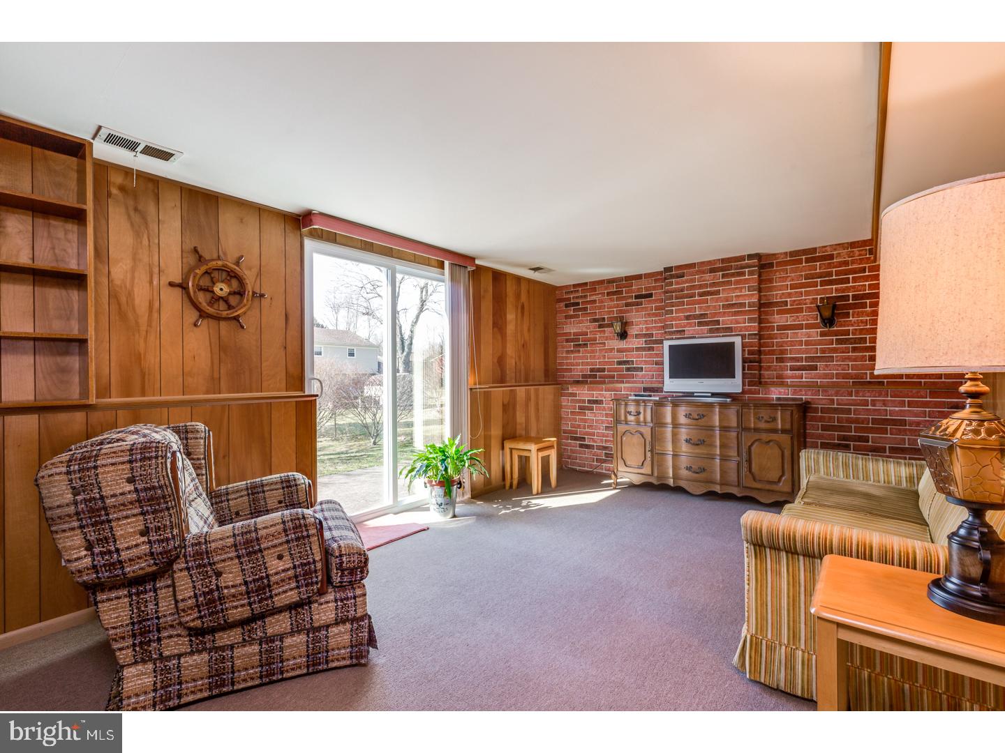 6 Knoll Road Stratford, NJ 08084 - Photo 5 of 19 Family Room