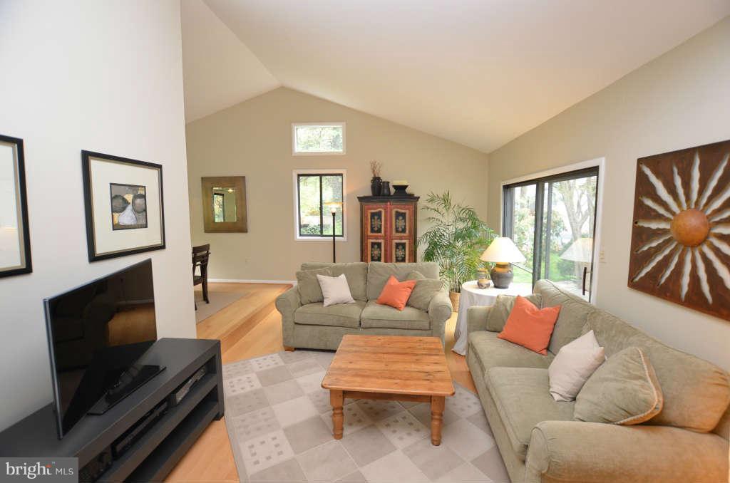 11815 Blue Spruce Road Reston, VA 20191 - Photo 3 of 30 Living Room