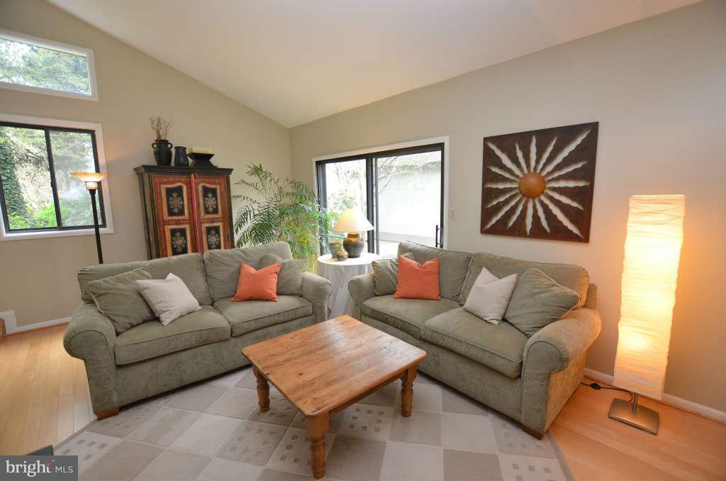 11815 Blue Spruce Road Reston, VA 20191 - Photo 4 of 30 Living Room