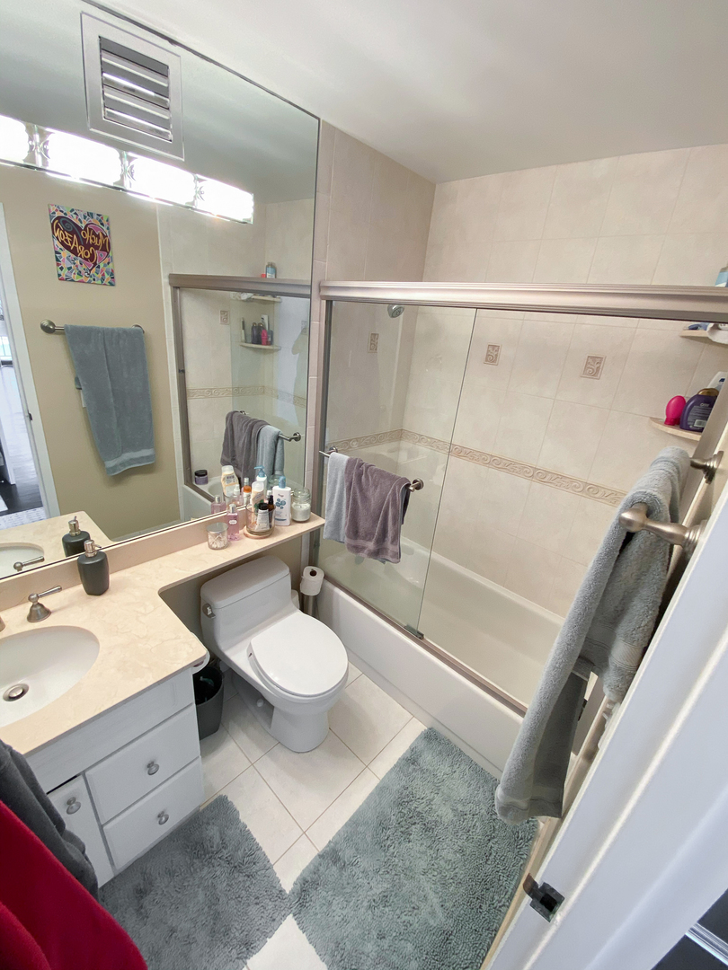 33 West Delaware Place, Unit 7A Chicago, IL 60610 - Photo 10 of 14