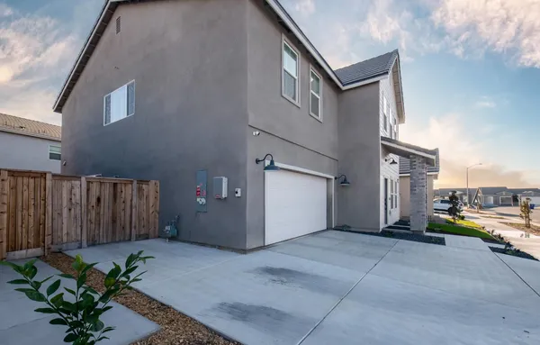 a view of a house with backyard and a garage