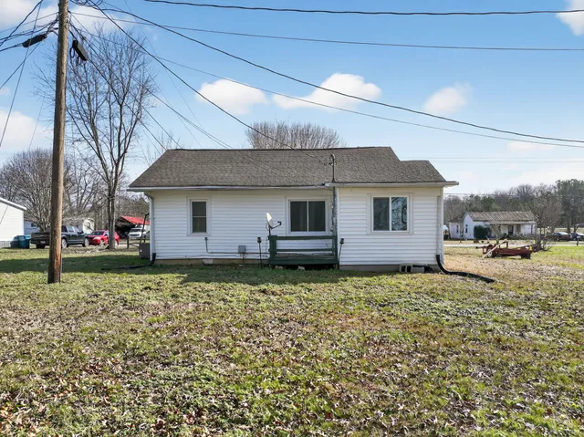 a view of a house with a yard