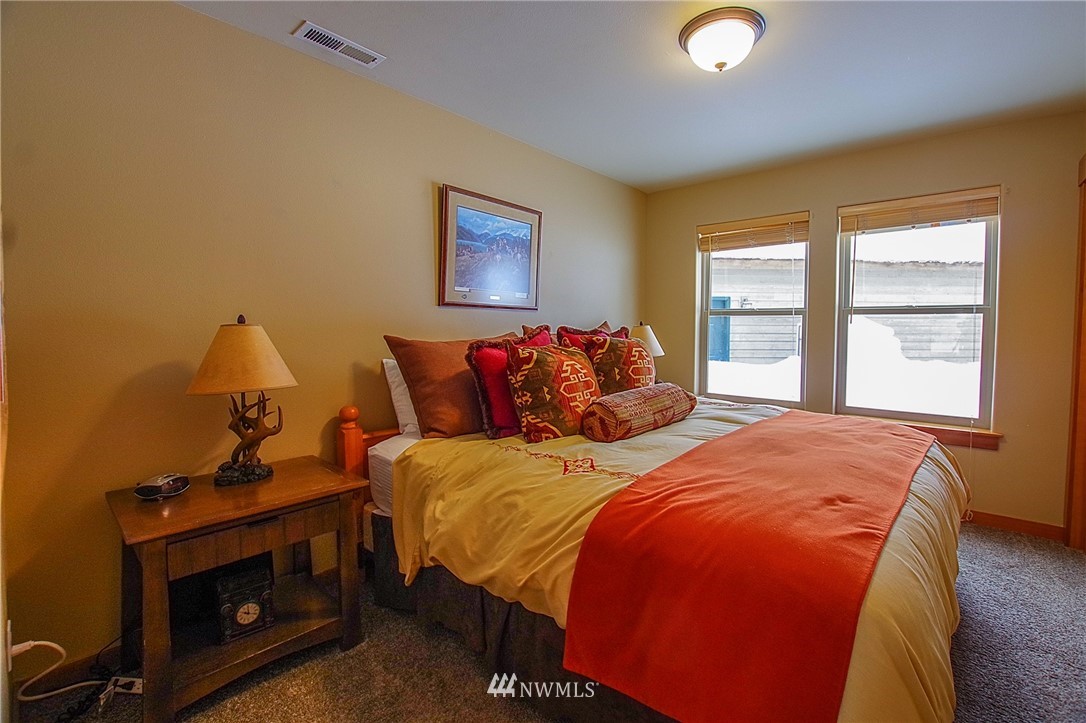 21 Paintbrush Lane Ronald, WA 98940 - Photo 12 of 27 a bedroom with a bed and a window