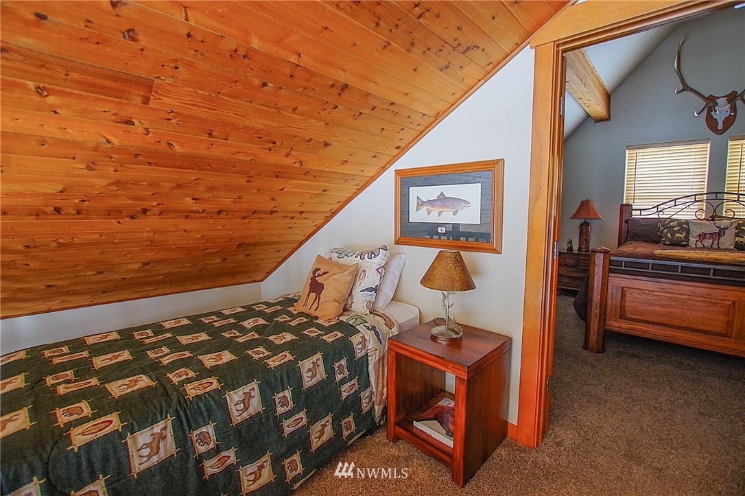 21 Paintbrush Lane Ronald, WA 98940 - Photo 15 of 27 a bedroom with bed and balcony