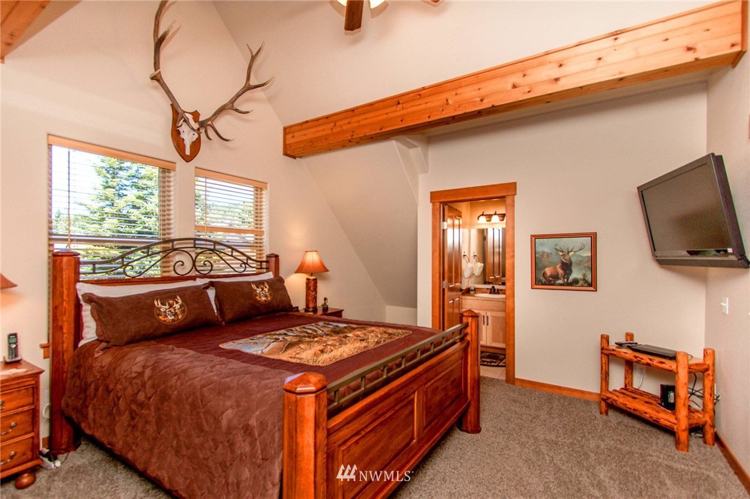 21 Paintbrush Lane Ronald, WA 98940 - Photo 16 of 27 a living room with furniture and a flat screen tv