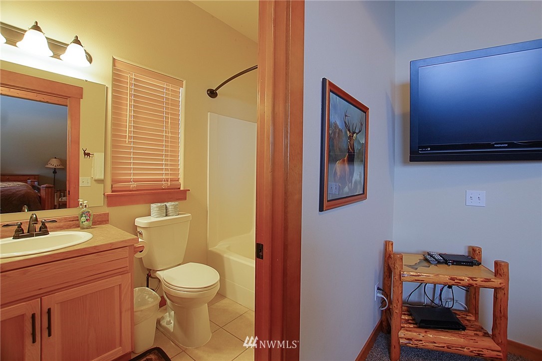 21 Paintbrush Lane Ronald, WA 98940 - Photo 17 of 27 a bathroom with a toilet a sink and mirror