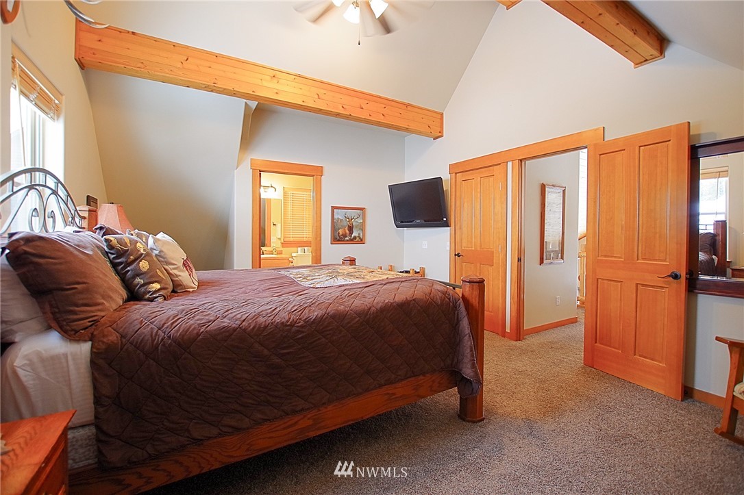 21 Paintbrush Lane Ronald, WA 98940 - Photo 19 of 27 a bedroom with a bed a flat screen tv and a dresser