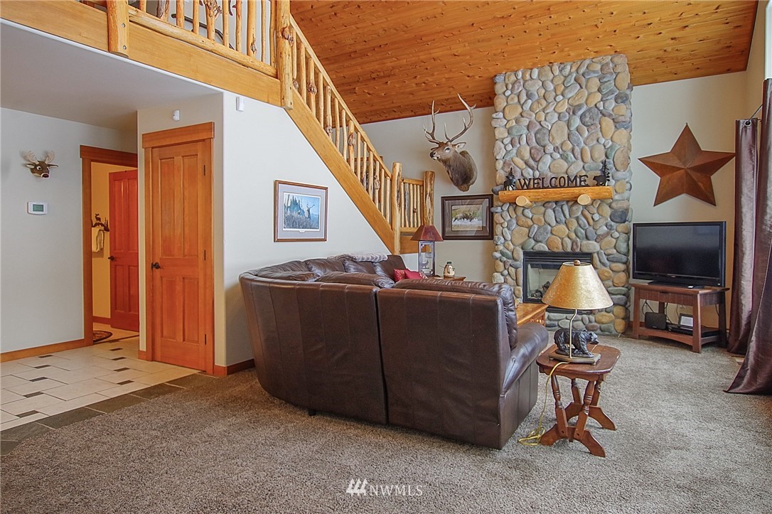 21 Paintbrush Lane Ronald, WA 98940 - Photo 5 of 27 a living room with furniture a flat screen tv and a table