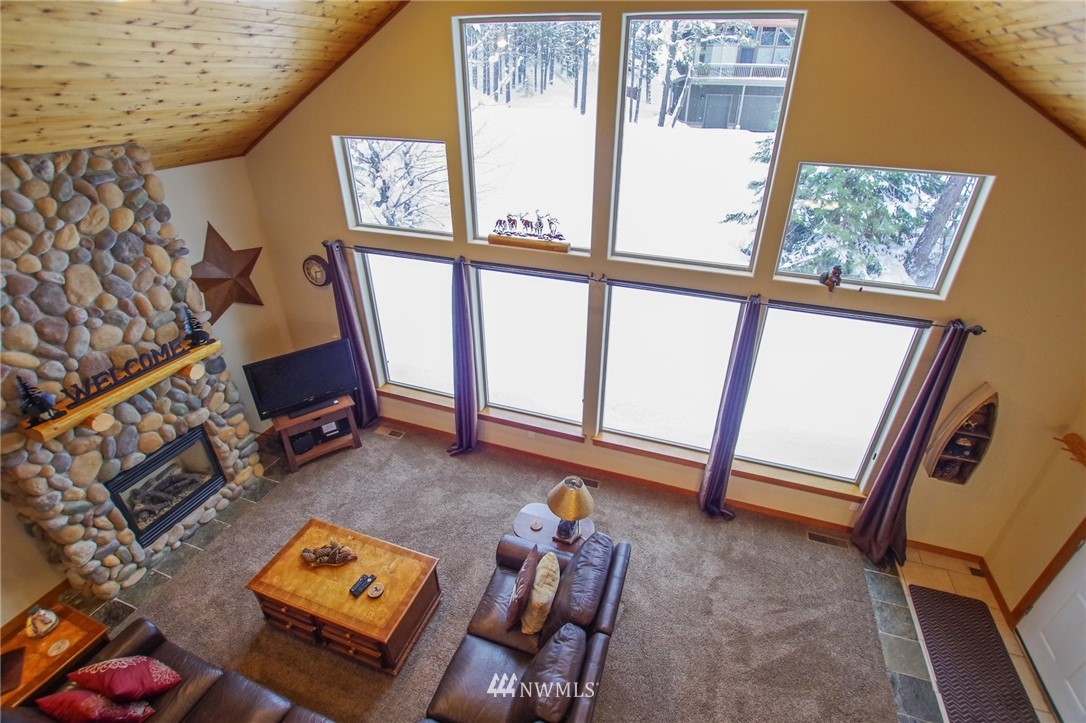 21 Paintbrush Lane Ronald, WA 98940 - Photo 7 of 27 a living room with furniture and a window