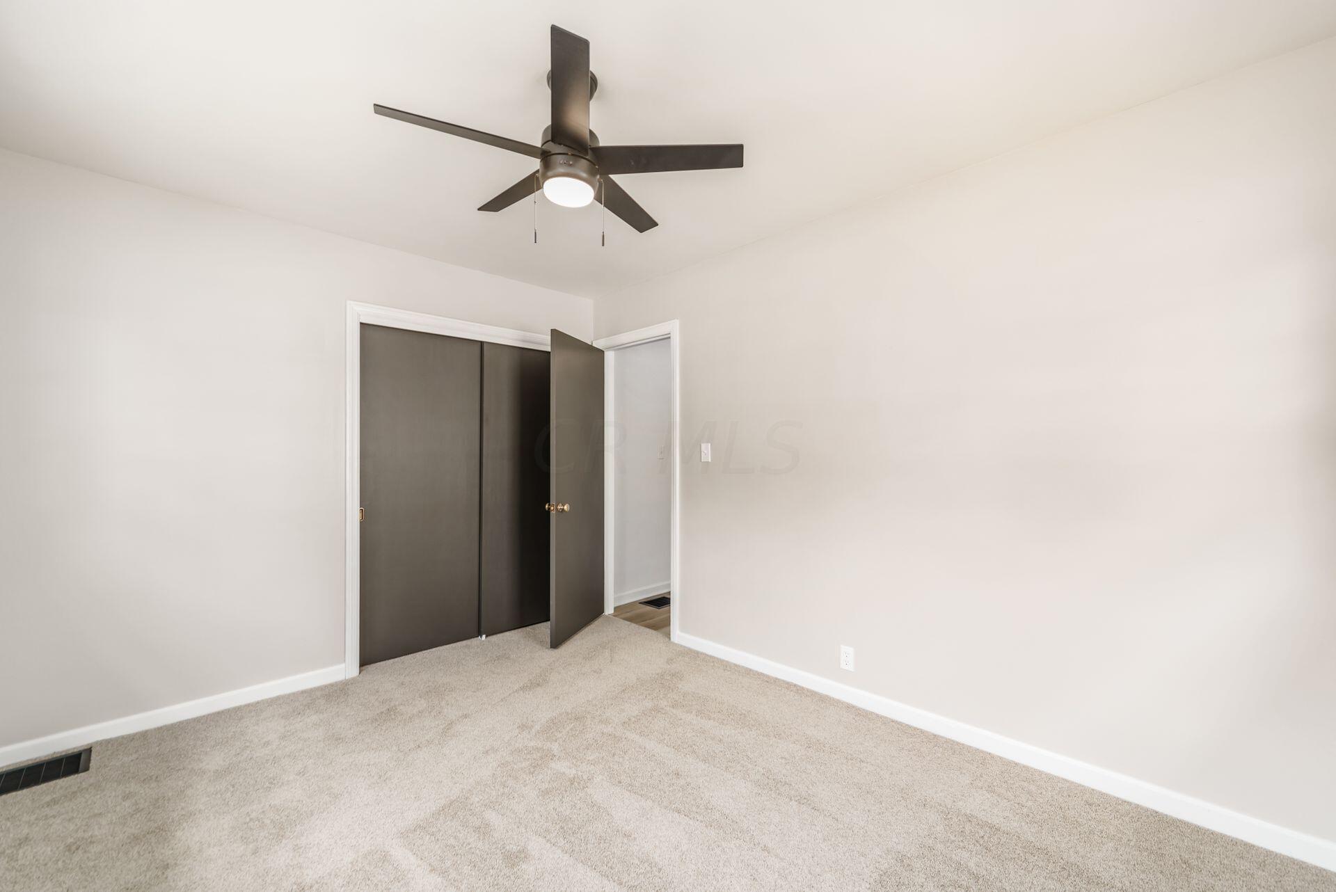 595 South James Road Columbus, OH 43213 - Photo 18 of 28 019_62e207d0_Y S James Rd-047