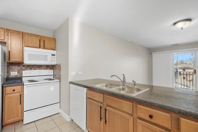 $1,795 | 3423 Ridgeland Avenue, Unit 203, Berwyn, IL 60402