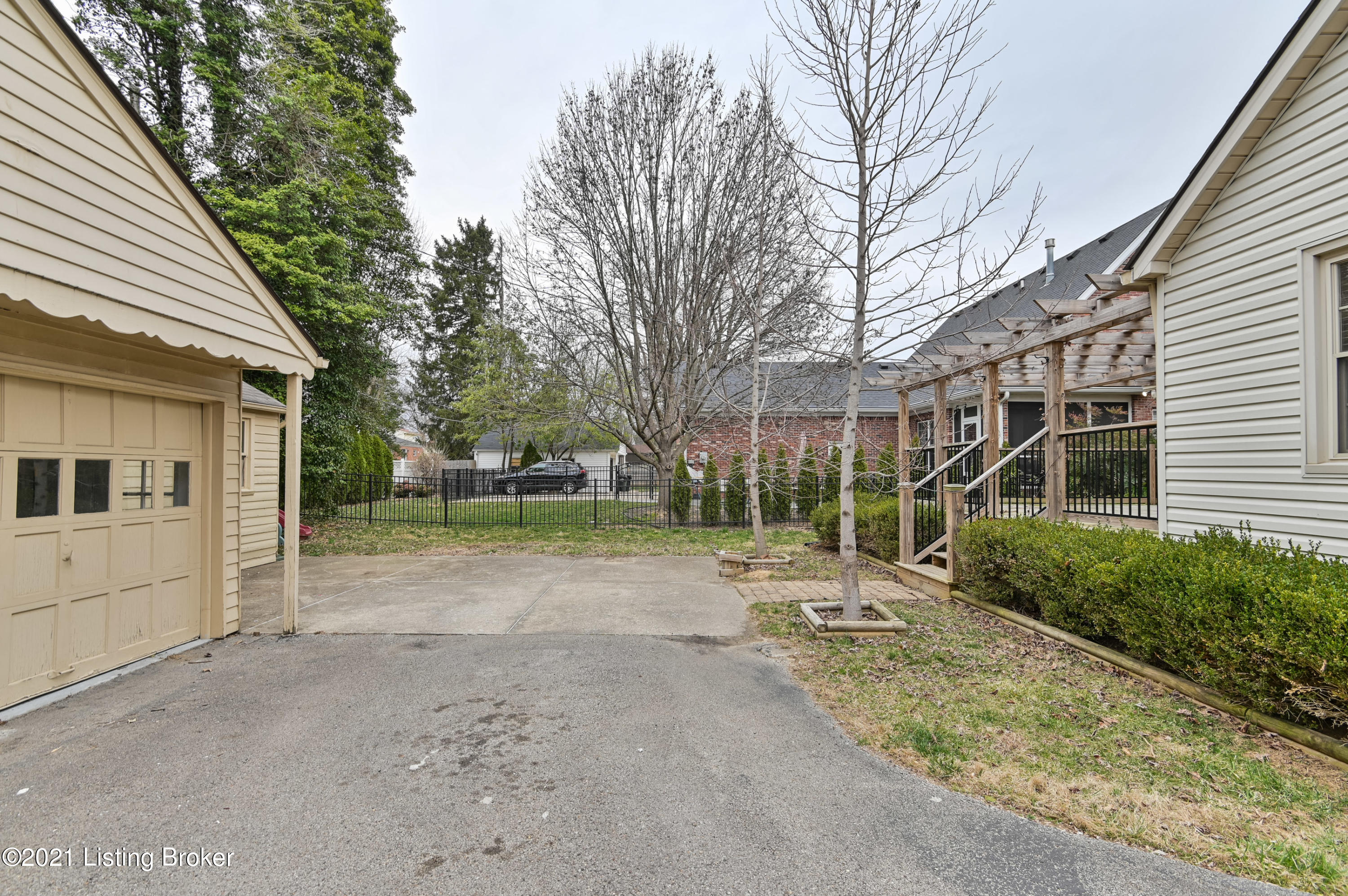 218 Ring Road Louisville, KY 40207 - Photo 43 of 48 046 - 20210311 2366