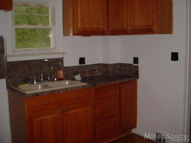 15827 Stephens Road Eastpointe, MI 48021 - Photo 6 of 15 6.JPG