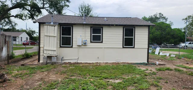 a view of a house with backyard and garden