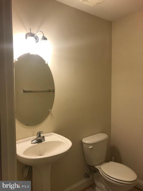 3680 Chippendale Circle Woodbridge, VA 22193 - Photo 12 of 49 a bathroom with a toilet a sink and mirror