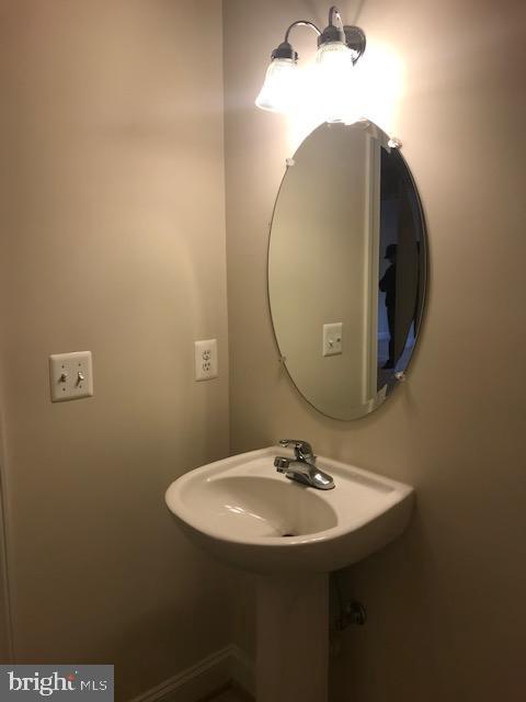 3680 Chippendale Circle Woodbridge, VA 22193 - Photo 13 of 49 a bathroom with a sink and mirror