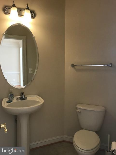 3680 Chippendale Circle Woodbridge, VA 22193 - Photo 21 of 49 a bathroom with a toilet sink and mirror
