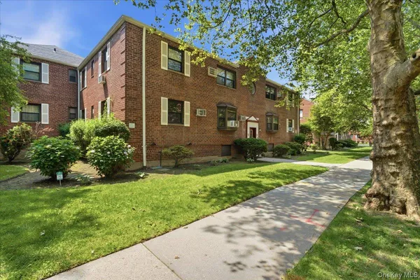 $325,000 | 86-22 155th Avenue, Unit 3L | Lindenwood