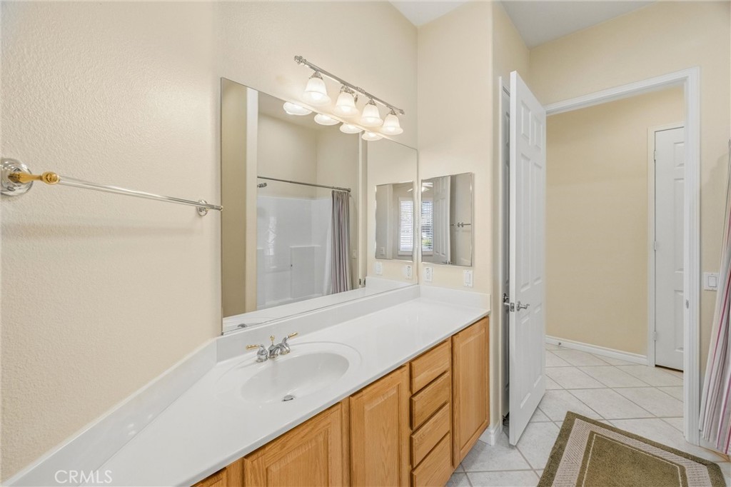 5307 Breckenridge Avenue Banning, CA 92220 - Photo 24 of 45 jack-n-Jill Bath to Hallway