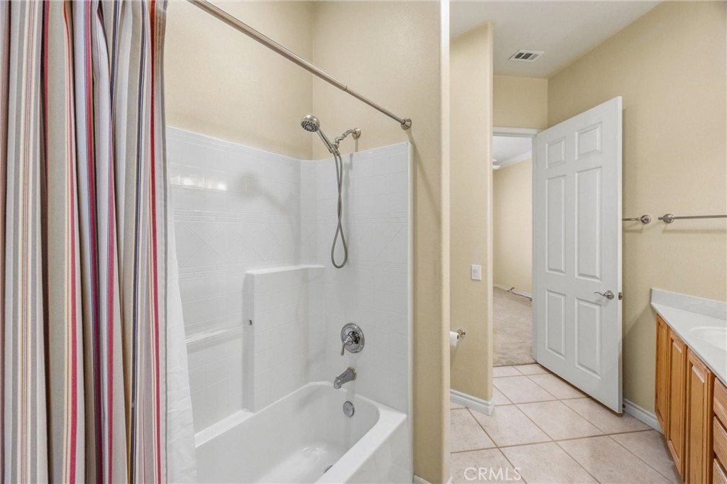 5307 Breckenridge Avenue Banning, CA 92220 - Photo 25 of 45 Jack-n-Jill Bath to Guest Bedroom
