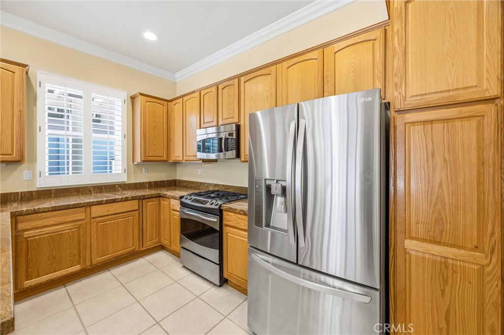5307 Breckenridge Avenue Banning, CA 92220 - Photo 3 of 45 Kitchen with SS Appliances