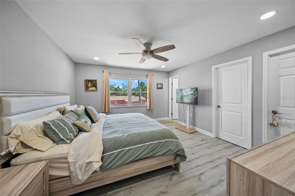 691 Gulf Bay Road Longboat Key, FL 34228 - Photo 15 of 34