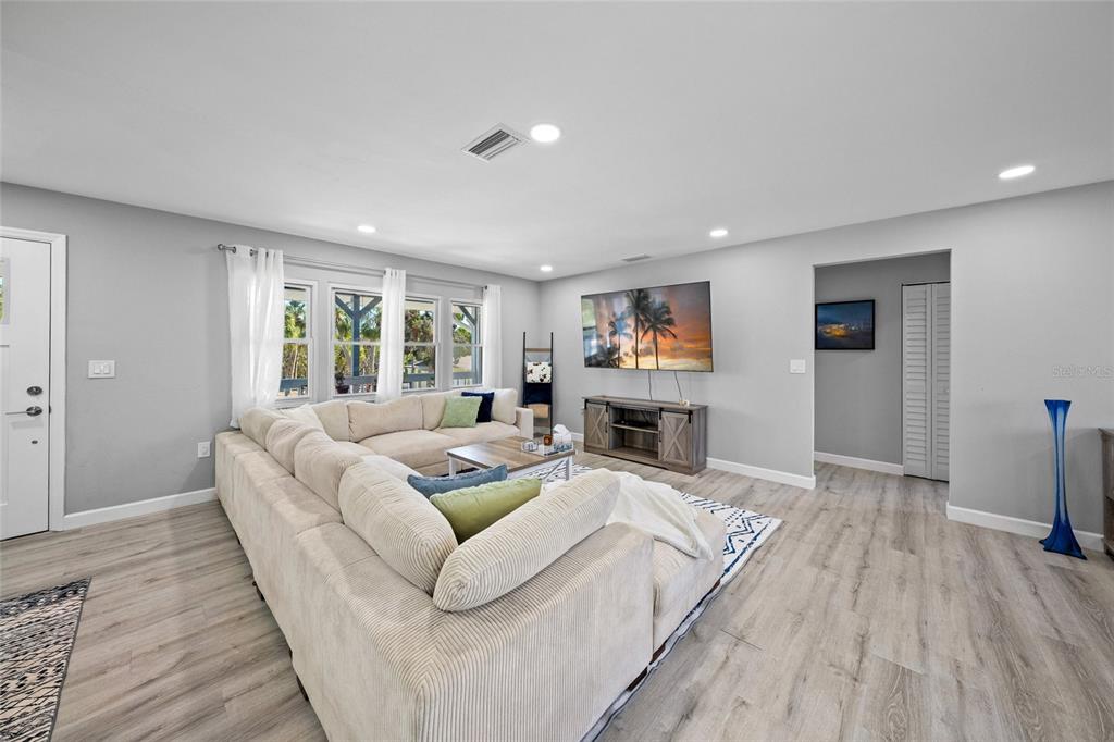 691 Gulf Bay Road Longboat Key, FL 34228 - Photo 6 of 34