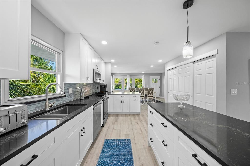 691 Gulf Bay Road Longboat Key, FL 34228 - Photo 9 of 34