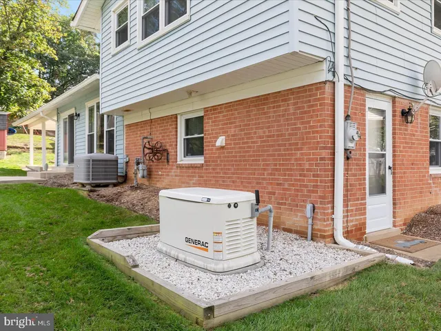 a view of a house with backyard