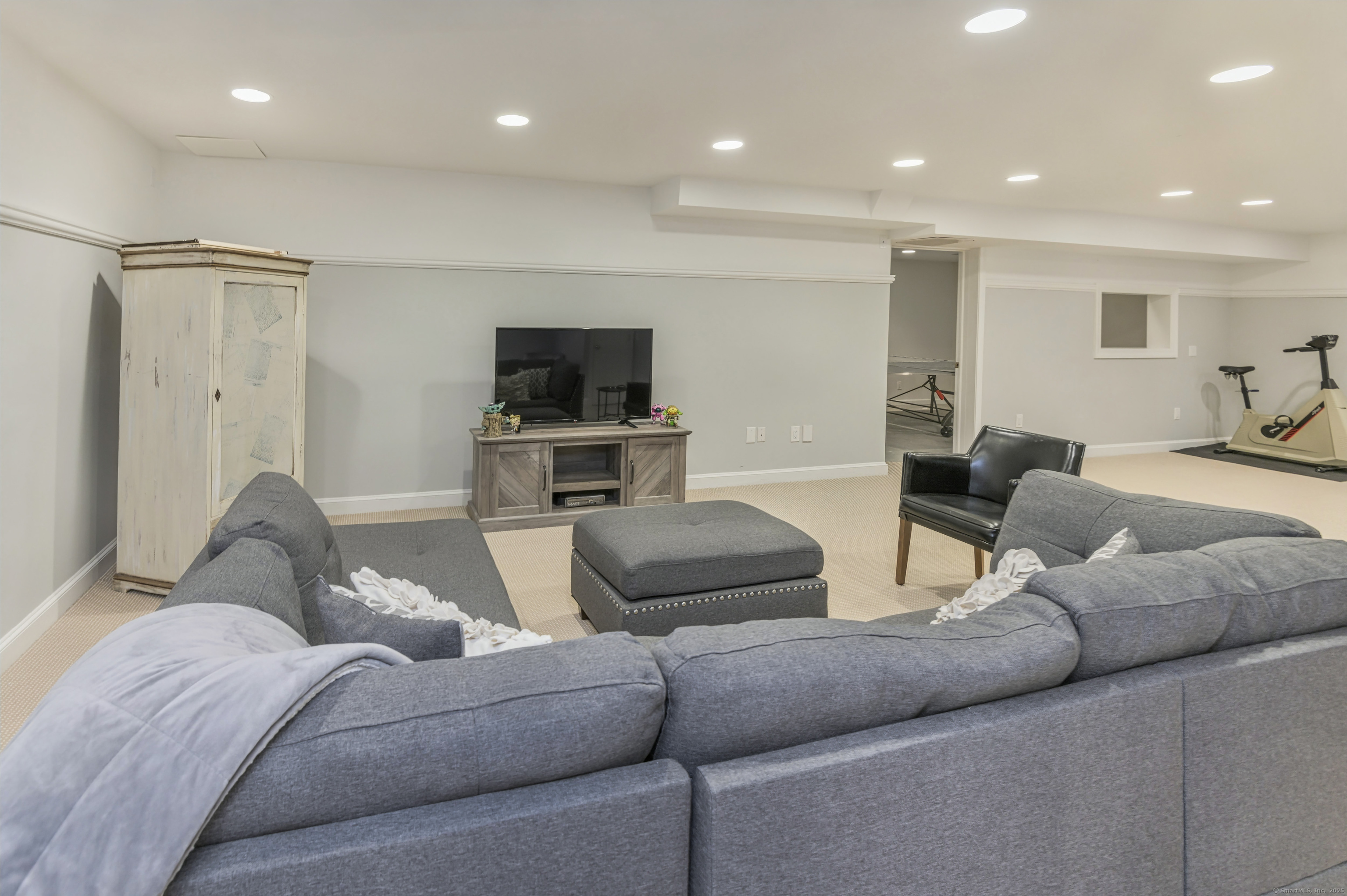 21 Schoolhouse Place Ridgefield, CT 06877 - Photo 29 of 40 a living room with furniture and a flat screen tv