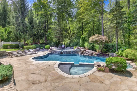 a view of a backyard